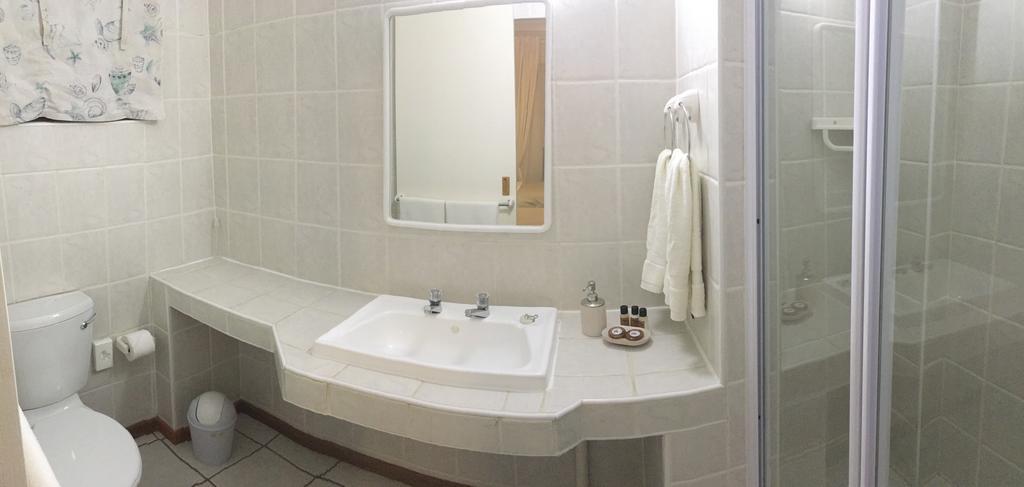 Four Pines Lodge Hermanus Bagian luar foto